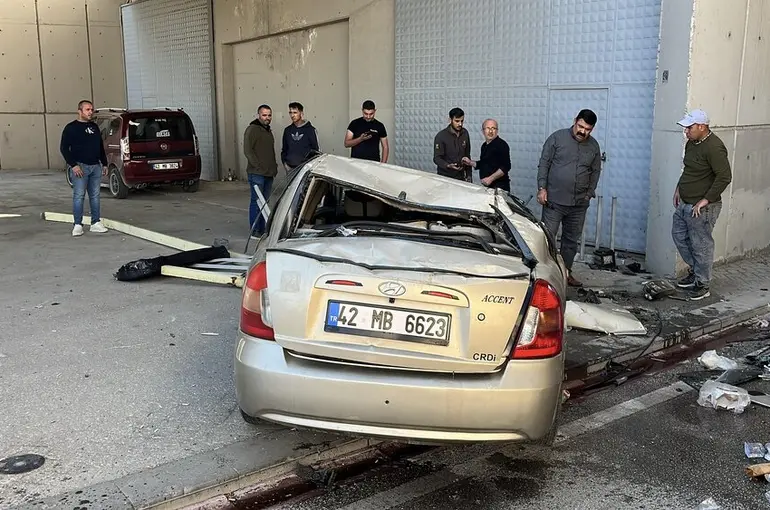 Otomobil üst geçitten yola düştü:: 2 yaralı