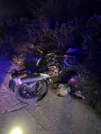 Otomobil ve motorsiklet kafa kafaya çarpıştı;2 yaralı
