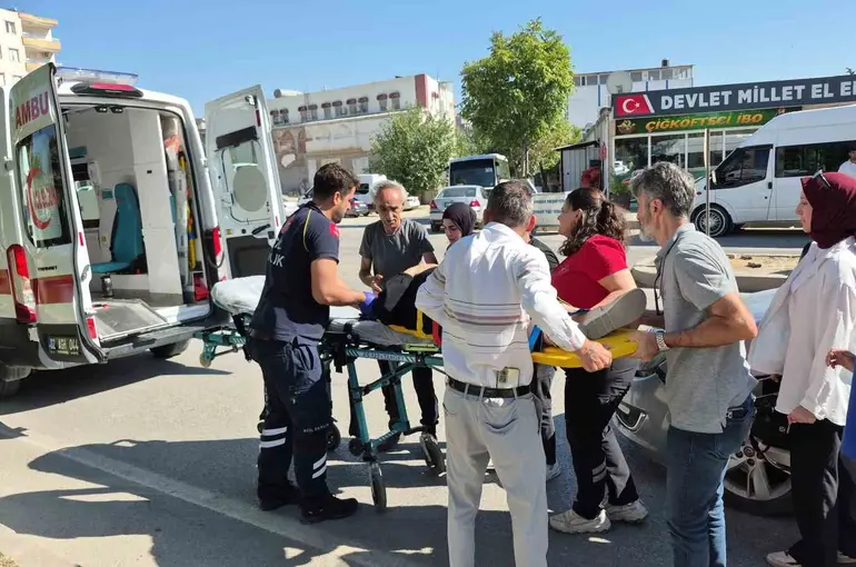 Otomobil yaya geçidinde yayaya çarptı: 1 yaralı
