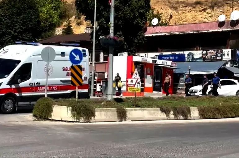 Otomobile çarpmamak için hastanelik oldu
