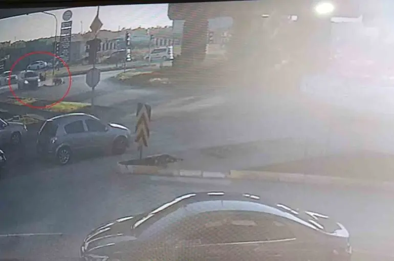 Otomobille çarpışan motosikletli yola savruldu: 1 yaralı
