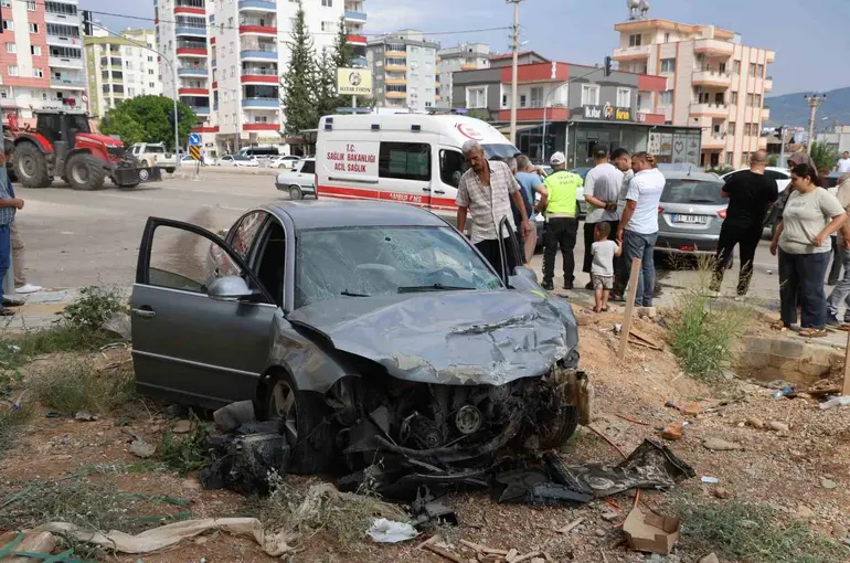 Otomobiller kavşakta çarpıştı: 4 yaralı

