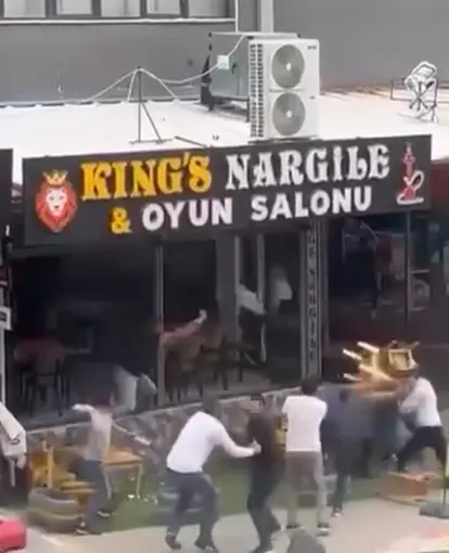 Oyun salonunda kavga: Sandalyeler havada uçuştu, 1 kişi yaralandı
