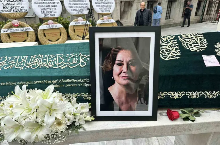 Oyuncu Gülsen Tuncer son yolculuğuna uğurlandı
