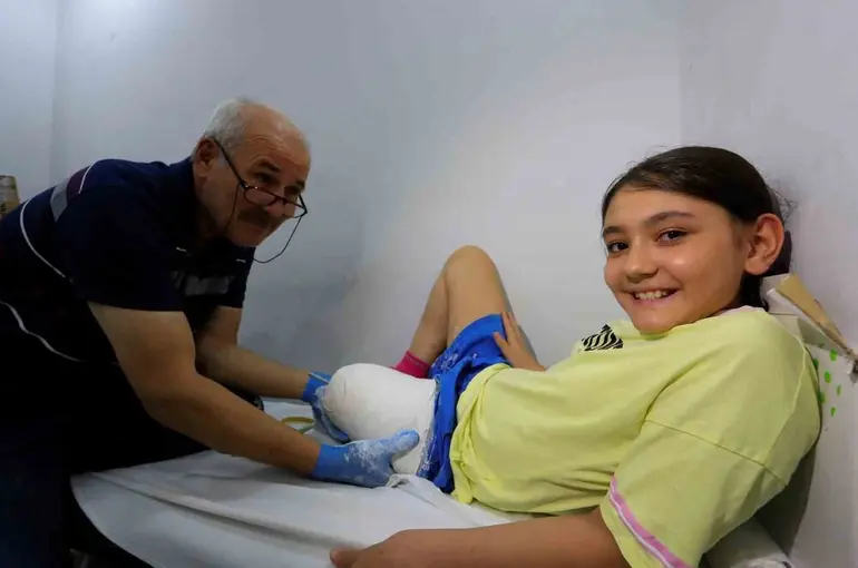 Özge protez bacağına kavuşuyor okula gitmek için gün sayıyor
