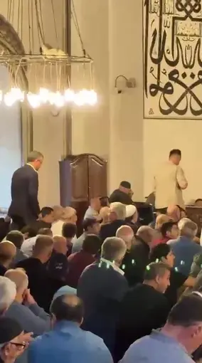 Özgür Özel, cuma namazını Bursa Ulu Cami’de kıldı
