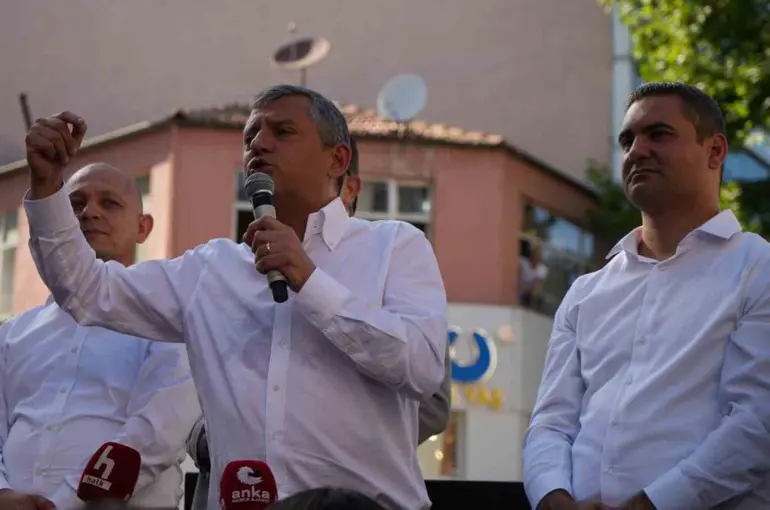Özgür Özel’den yeni parti sinyali: "Ya partimizi geri alacağız ya yeni bir yol açacağız"
