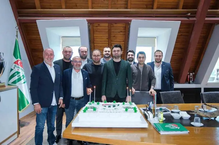 Özlüce’de antrenman sonrası Başkan Enes Çelik’e doğum günü sürprizi
