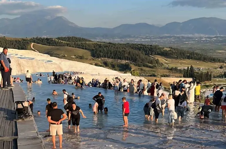 Pamukkale bayramda 113 bin ziyaretçiyi ağırladı

