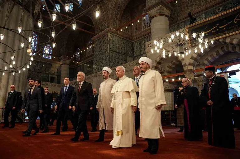 Papa 14. Leo Sultanahmet Camii’ne geldi
