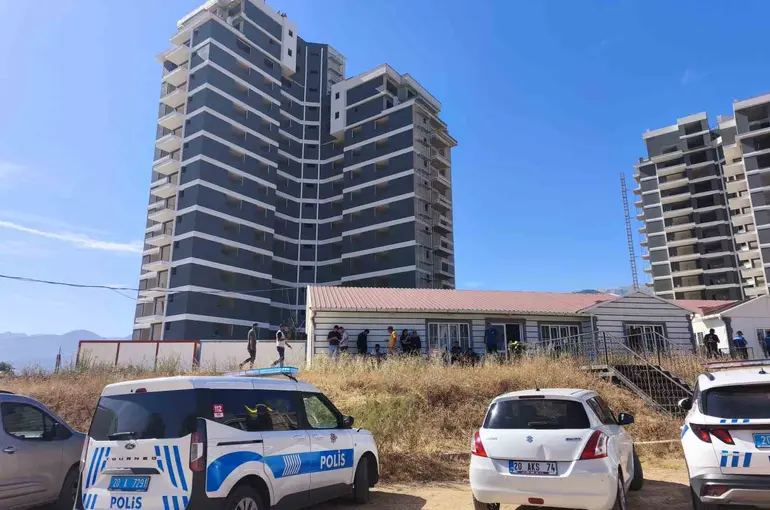 Paralarını alamayan işçiler 15 katlı inşaatın çatısına çıktı
