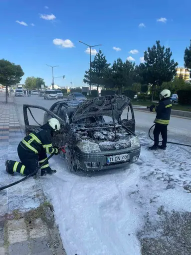Park halindeki araç alev aldı
