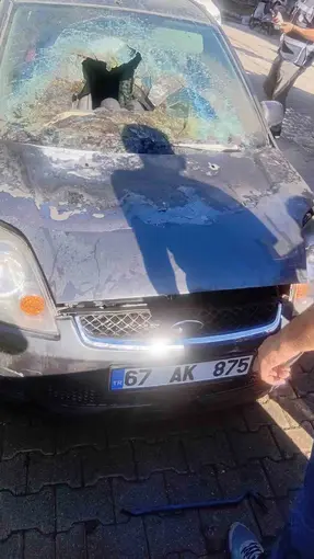 Park halindeki araçta kullanılmaz hale geldi
