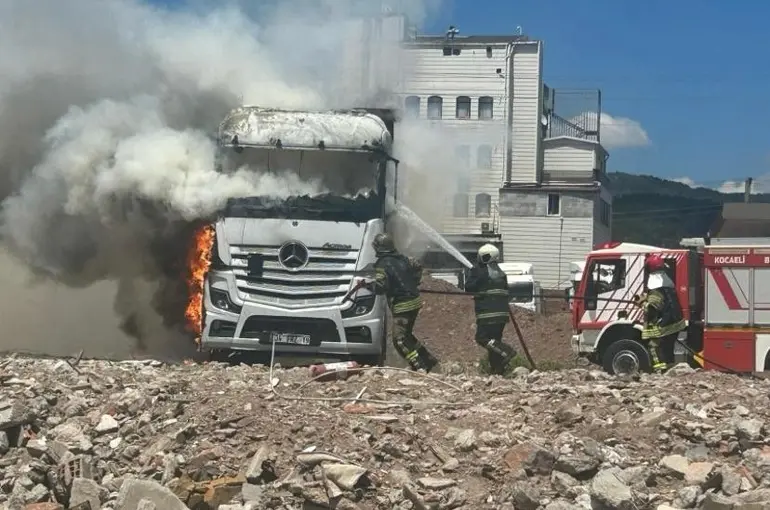 Park halindeki çekici alevlere teslim oldu
