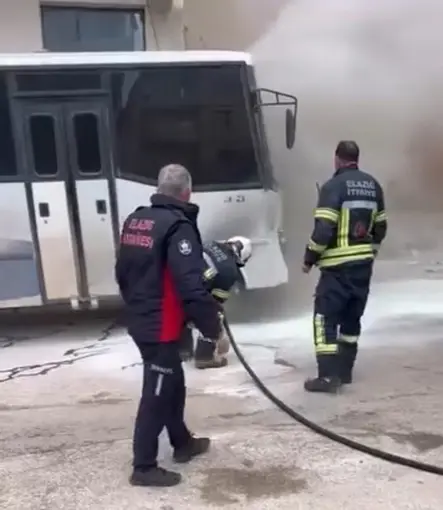 Park halindeki midibüs alev aldı
