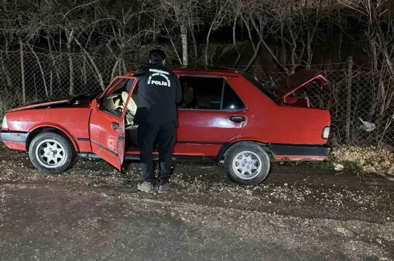 Park halindeki otomobil kundaklandı
