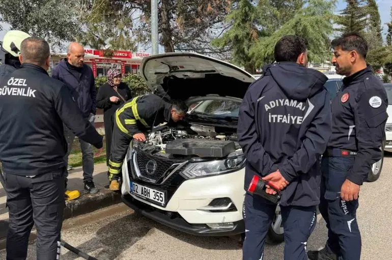 Park halindeki otomobilden yükselen duman korkuttu
