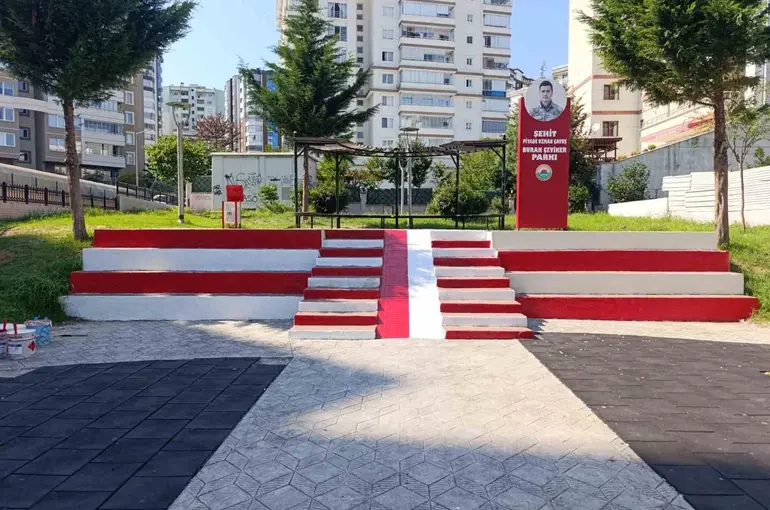 Parklara kırmızı-beyaz dokunuş
