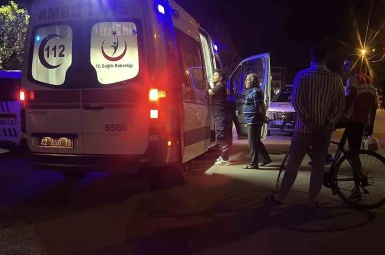 Parkta üvey babasını bıçakladı
