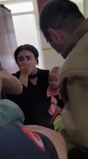 Parmağı sıkışan çocuğun korku dolu ağlayışı anneyi gözyaşı içerisinde bıraktı
