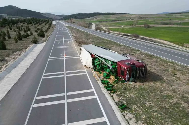 Patates yüklü tır devrildiği kazada 3 kişi yaralandı
