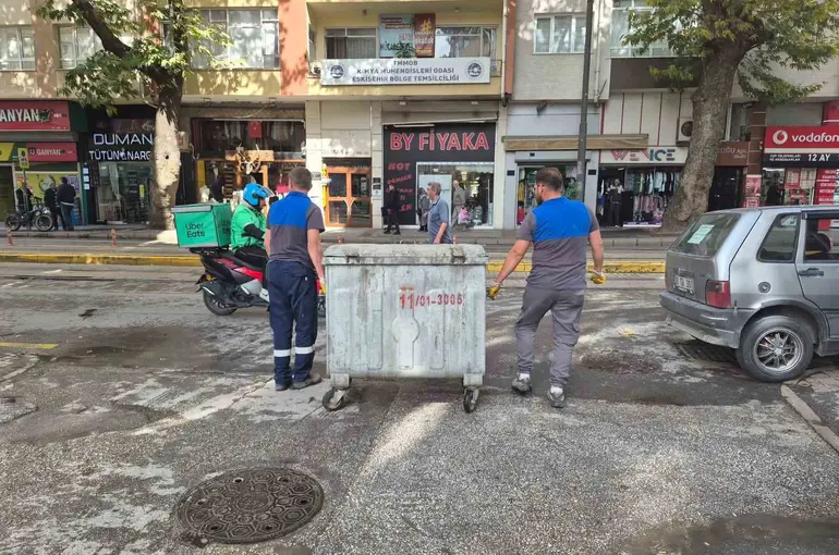Patlamaların yaşandığı çöp konteynerinde bu defa da yangın çıktı
