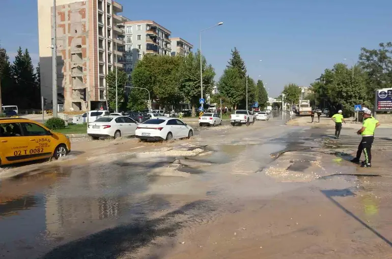 Patlayan ana su hattı yolu kullanılamaz hale getirdi
