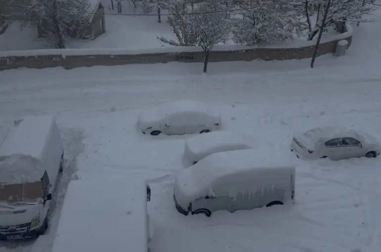 Patnos’ta kar hayatı durdurdu
