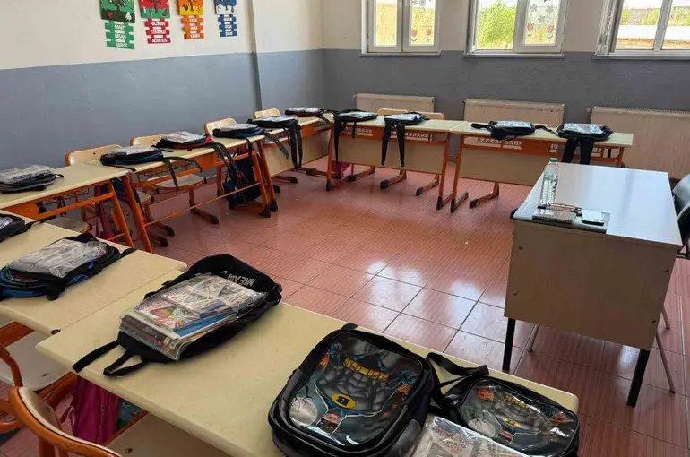 Patnos’ta yüzlerce öğrencinin yüzünü güldürdüler
