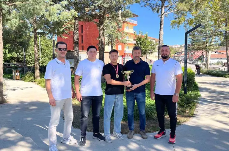 Pazarlar’da 3 ay önce kurulan güreş takımı ilk şampiyonluğunu kazandı
