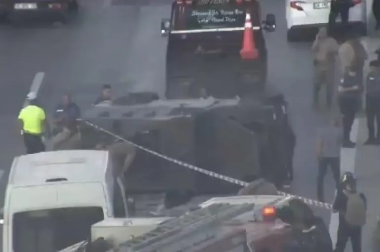 Pendik’te zincirleme kazaya karışan polis aracı takla attı: 3 yaralı

