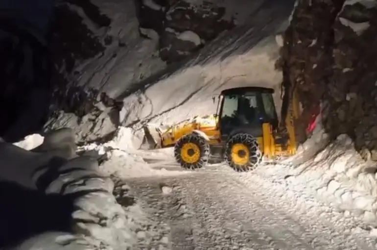 Pervari’de çığ düşen yol ulaşıma açıldı
