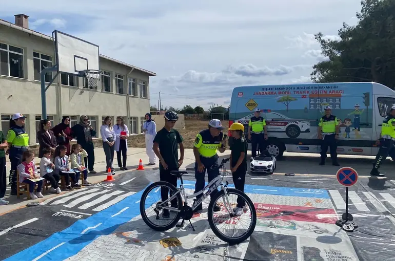 Pınarhisar’da öğrencilere uygulamalı güvenli trafik eğitimi
