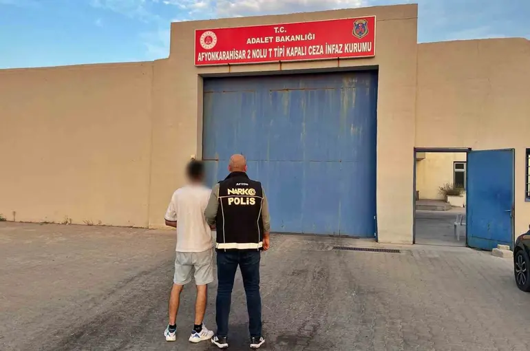 Polis 14 yıl 4 ay hapis cezasıyla aranan şahsı yakaladı
