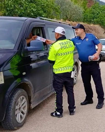 Polis ekipleri araçları tek tek bilgilendirdi
