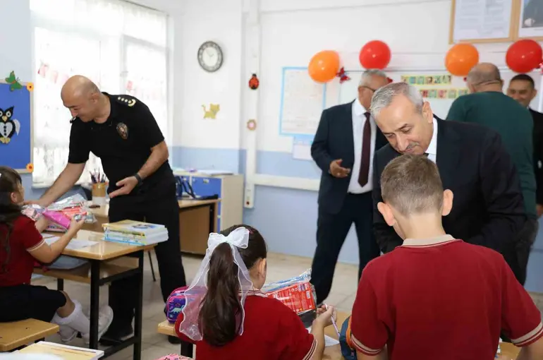 Polis Emeklileri Derneğinden öğrencilere okula başlangıç seti desteği
