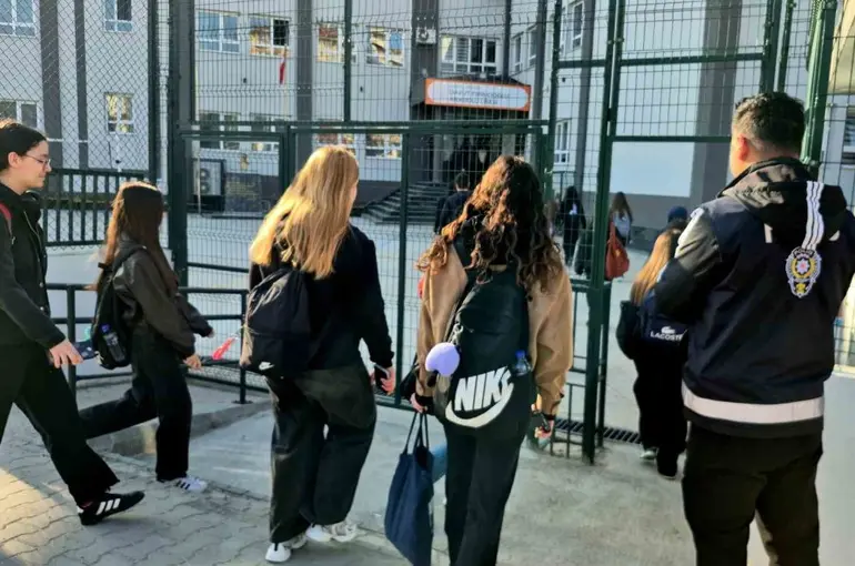 Polis okul önlerinde kuş uçurtmuyor
