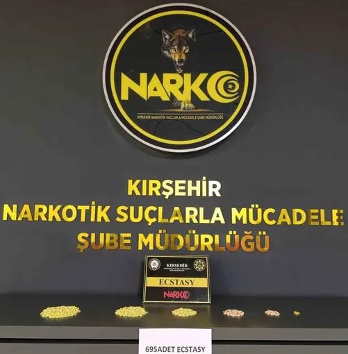 Polisin durdurduğu araçta uyuşturucu hap ele geçirildi
