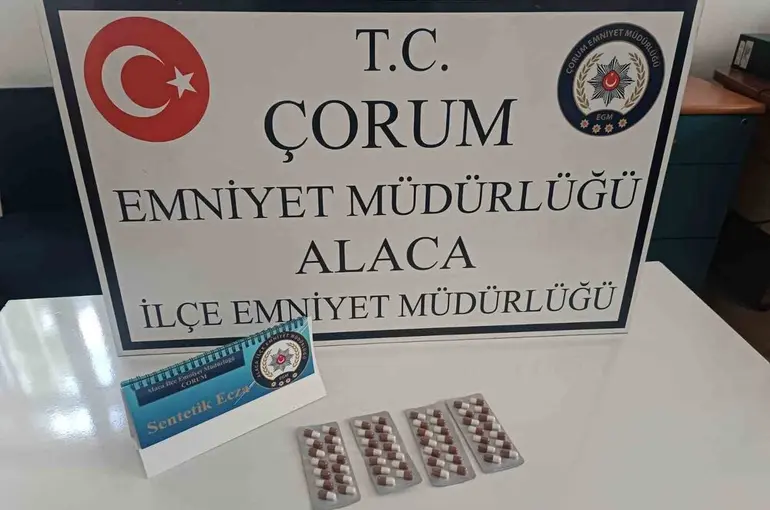 Polisin durdurduğu şahısların üzerinden 56 adet sentetik ecza hapı çıktı
