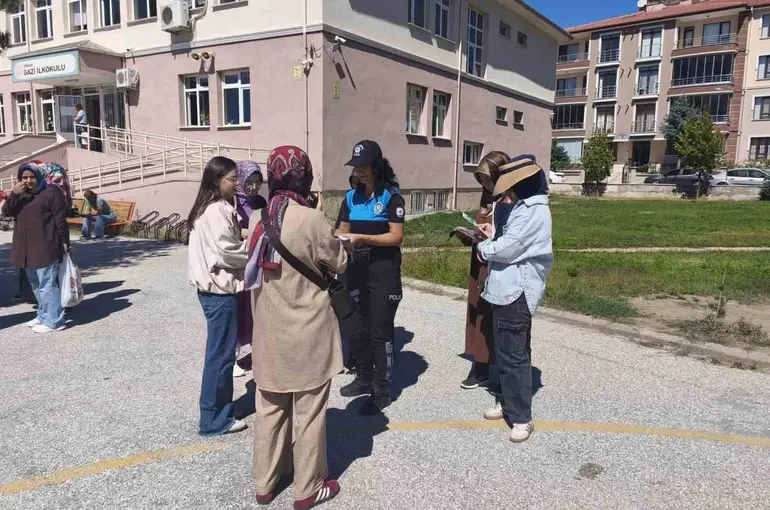 Polisten öğrenci velilerine yeni eğitim yılında güvenlik bilgilendirmesi
