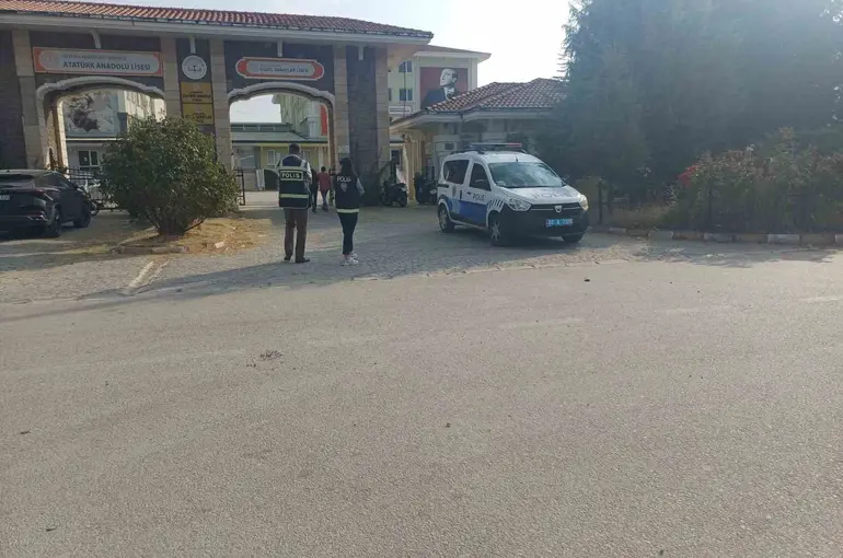 Polisten okul çevrelerinde denetim
