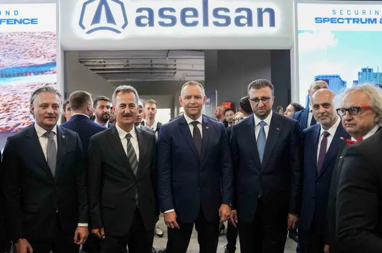Polonya Cumhurbaşkanı Nawrocki, ASELSAN standını ziyaret etti
