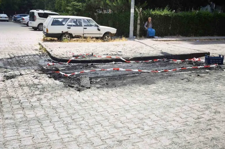 Pompalı tüfekle dehşet saçan şahıs sevgilisi olduğu iddia edilen kadının hem dükkanını hem aracını yaktı
