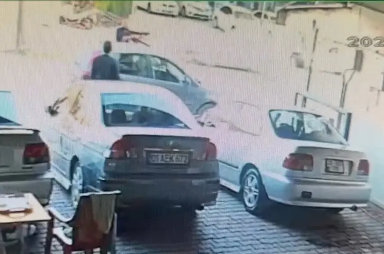 Pompalı tüfekle iş yerine ateş açtı
