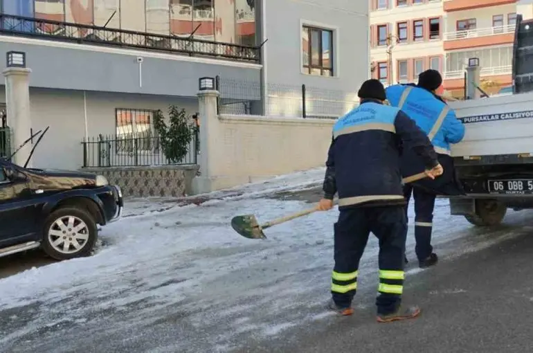 Pursaklar Belediyesi’nden buzlanmaya karşı önlem
