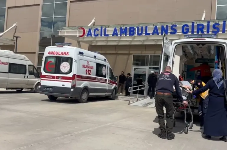 Refahiye’de trafik kazasında yaralanan 6 kişi Erzincan’daki hastaneye getirildi
