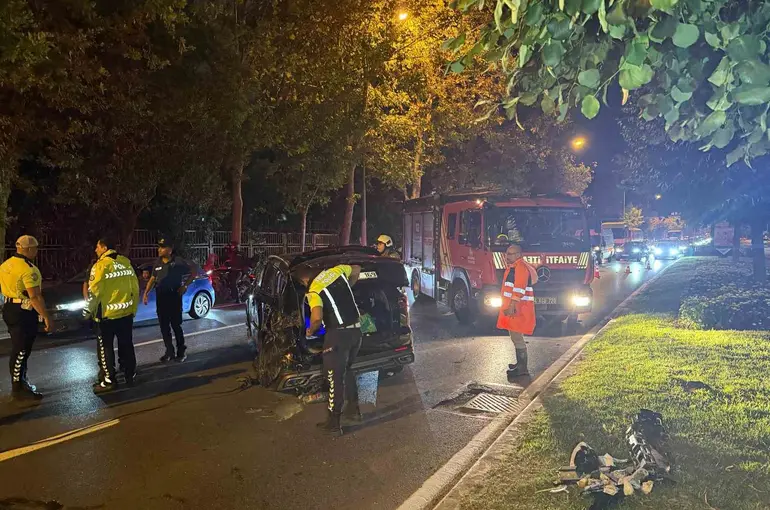 Refüjü aşan otomobil karşı şeritte iki araca çarptı: 3 yaralı
