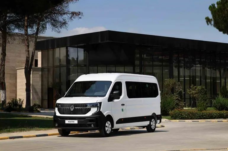 Renault Master, yenilenen minibüs ve açık kasa kamyonet modellerini kullanıcılara sundu
