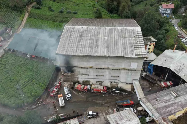 Rize’de çay fabrikasının ambalaj deposunda yangın
