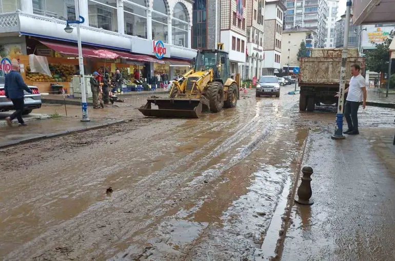 Rize’nin Pazar ilçesinde sel suları çekildi, iş yerlerinde temizlik çalışmaları sürüyor
